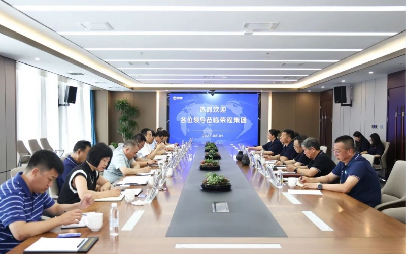 津南区委副书记唐小文一行到集团调研服务