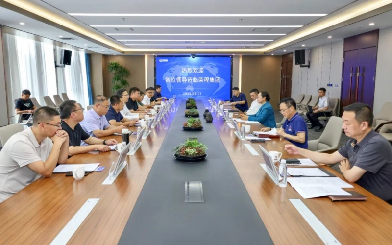 赤峰市元宝山区委副书记、区长张志伟一行到集团座谈交流