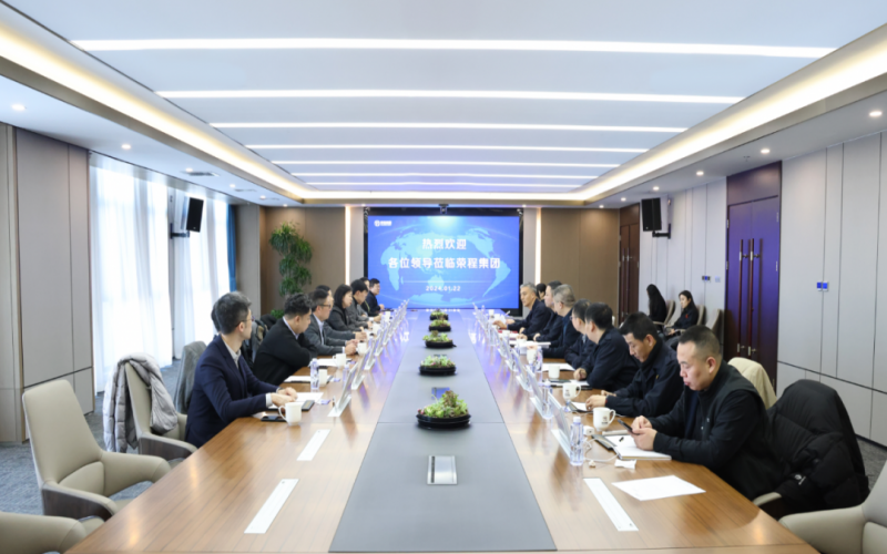 信德集团业务发展部总监袁伟强、荣华控股企业集团执行总裁郝晓婵一行到集团参观座谈