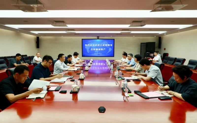 集团党委书记、融诚物产总经理张颖与武清区领导开展座谈交流