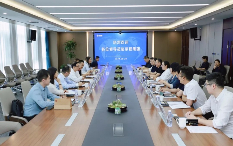 集团董事会主席张荣华与浙商银行总行小企业信贷中心总经理龚国强座谈交流