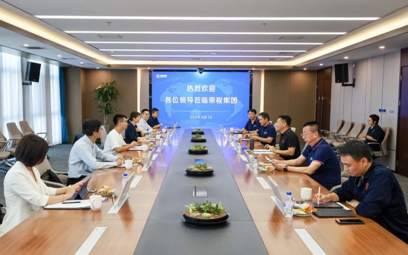 一汽解放新能源事业部党委书记、总经理裴国权一行到集团座谈交流