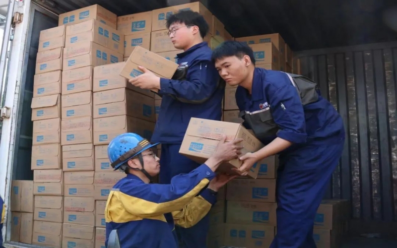 钢铁集团工会开展夏日送清凉慰问活动