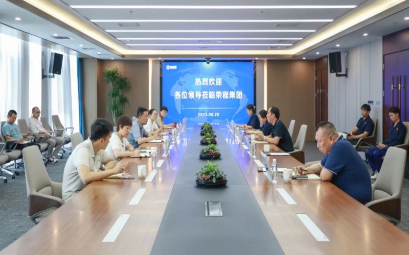 津南区副区长薛彤一行到访集团就企业生产运行、科技攻关等调研服务