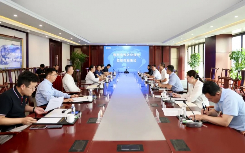 天津经开区党委书记、管委会主任洪世聪一行到集团调研服务