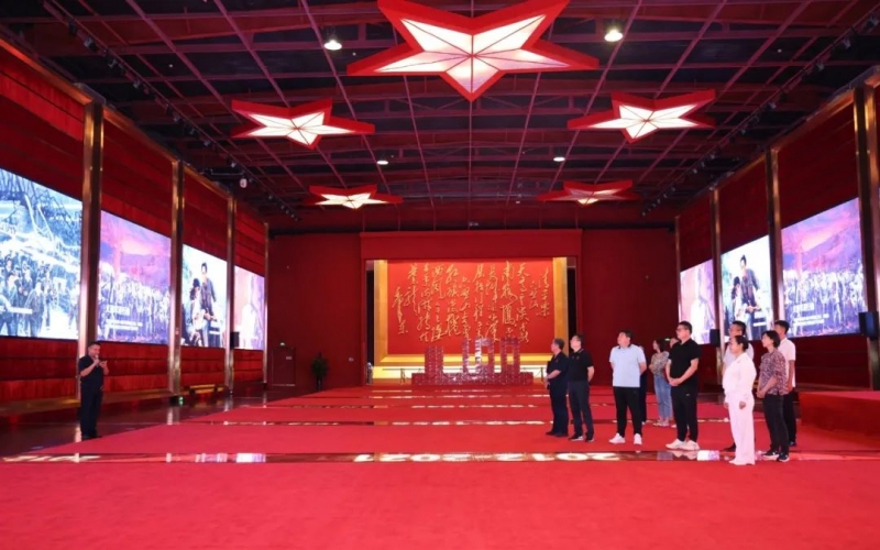 民营企业家“组团”到集团参观交流