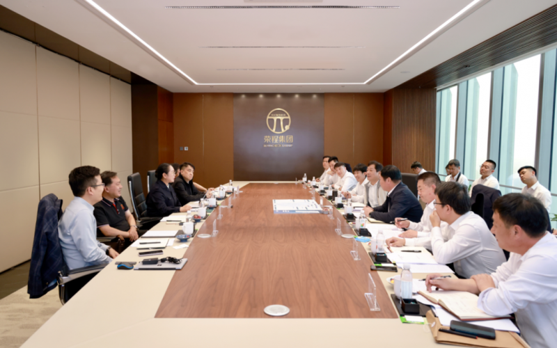 遵化市委书记杨绍华与集团董事会主席张荣华对接洽谈