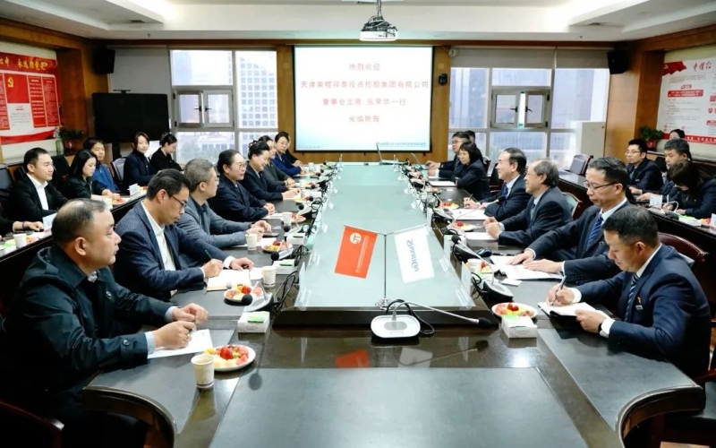 集团董事会主席张荣华，荣华控股党委书记、董事长崔荣华一行到陕鼓座谈交流