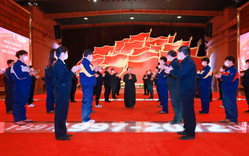 集团欢送全国人大代表张荣华赴京参会