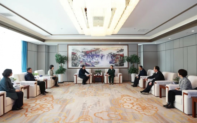 津南区委副书记唐小文一行到集团祝贺慰问全国三八红旗手标兵张荣华