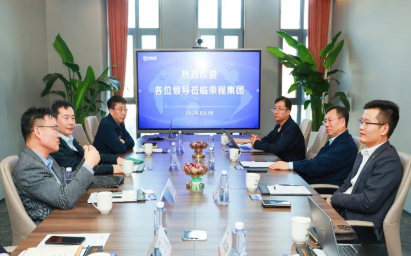 南港发展集团有限公司副总经理贺志雄一行到集团座谈交流