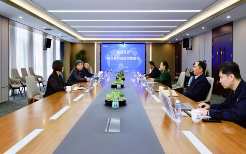 集团董事会主席张荣华与河北省驻津办主任杨立波开展座谈交流