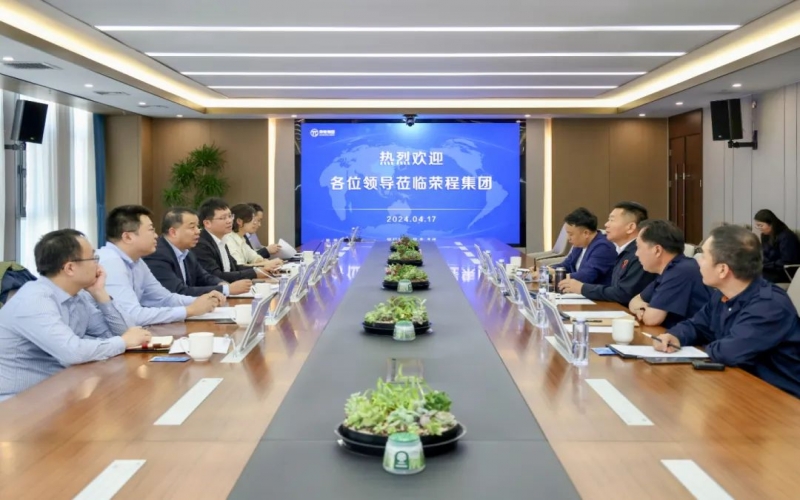 天津东疆综合保税区党委常委、管委会副主任白新宇一行到集团调研服务