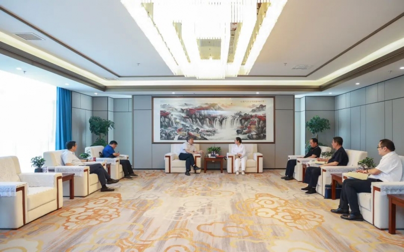 集团董事会主席张荣华与天津市老促会常务副会长赵玉石座谈交流