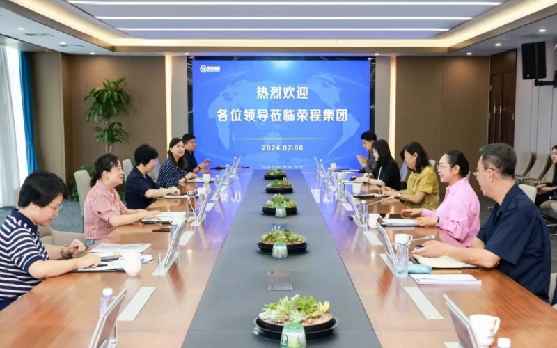 张荣华主席与铜仁市政协副主席、市工商联主席刘鸿丽座谈交流