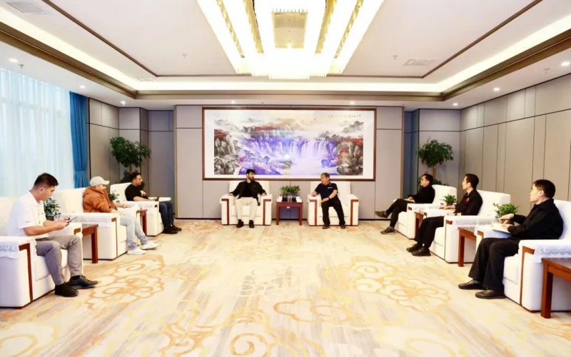 沙特HOUREYAT EL SHARIQ集团CEO Fadel Al-Muwaine一行到集团参观交流