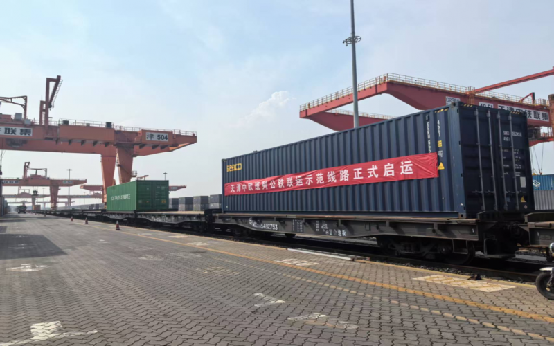 天津首条公铁联运示范线路启运 智运助力“衔接”首批货物